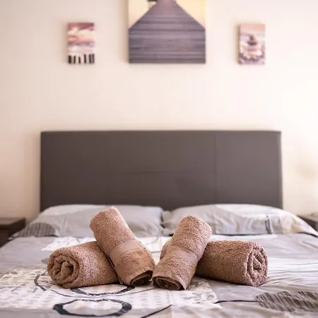 Guestready - Sleek & Sunny Comfort Near The Tram דירה